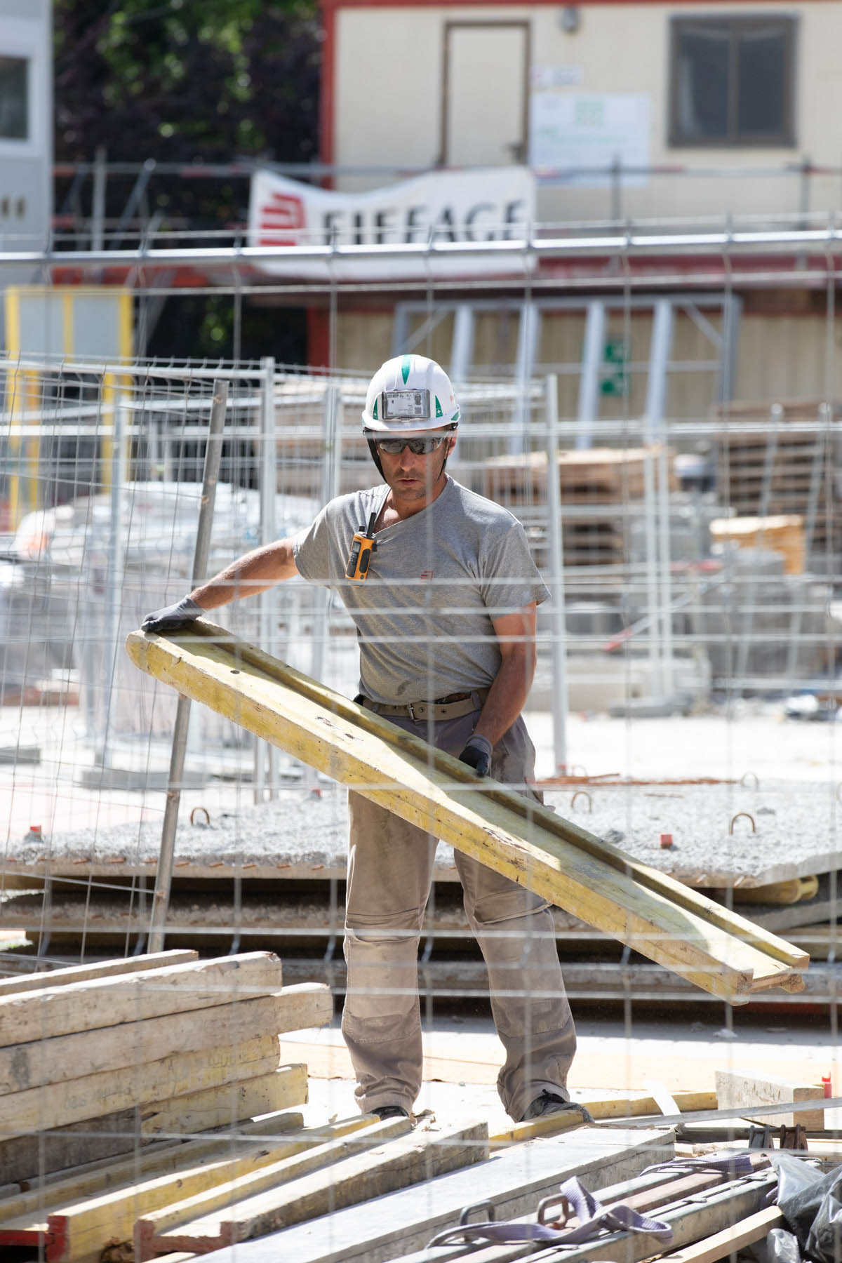 photo d'un ouvrier portant des planches sur un chantier de construction à bayonne par Carole photographe d'entreprise
