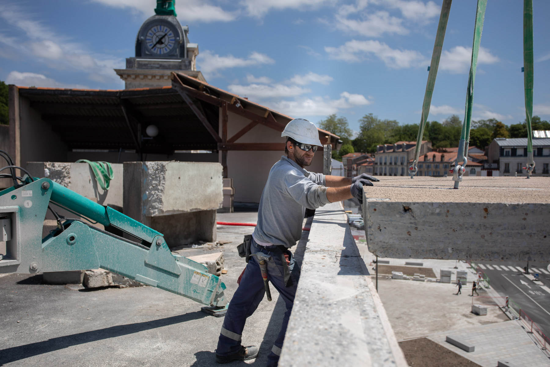 photo d'ouvrier en action sur un chantier de construction à bayonne par Carole photographe d'entreprise